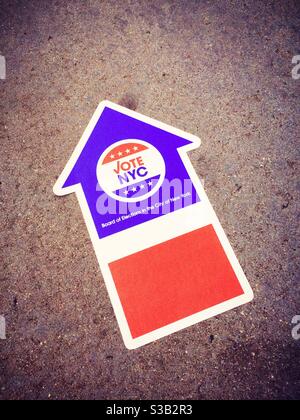 Rot-Weiß und blau Richtungspfeil an einem Wahllokal für die Präsidentschaftswahl, 3. November 2020, New York City, USA Stockfoto