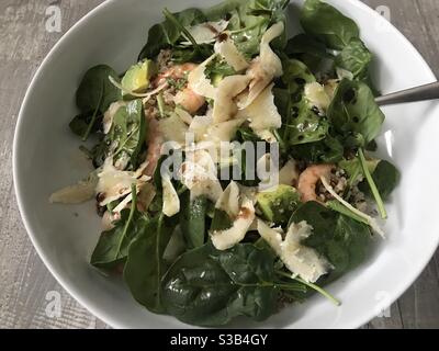 Quinoa, Garnelen, Avocado und Spinat Salat mit Späne von Parmesan Käse auf einem hölzernen Hintergrund gekrönt Stockfoto