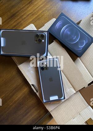 Neue Apple iPhone 12 pro und pro max Handys mit Verpackung Stockfoto