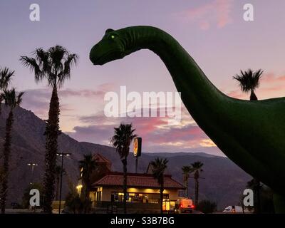 Palm Springs, USA. November 2020. Die Cabazon Dinosaurier vor Palm Springs bei Sonnenuntergang. Stockfoto