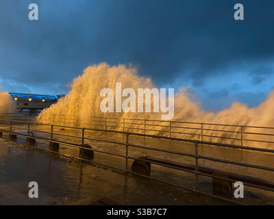 Aberystwyth, West Wales, Großbritannien. Sonntag, 15. November 2020. News: Sturmschlager Aberystwyth Meeresmauern mit riesigen Webweben. Bildnachweis ©️Rose Voon / Alamy Live News. Stockfoto