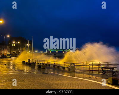 Aberystwyth, West Wales, Großbritannien. Sonntag, 15. November 2020. News: Sturmschlager Aberystwyth Meeresmauern mit riesigen Webweben. Bildnachweis ©️Rose Voon / Alamy Live News. Stockfoto