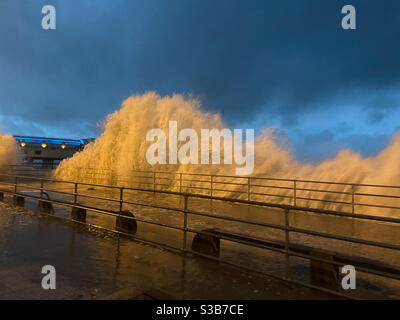 Aberystwyth, West Wales, Großbritannien. Sonntag, 15. November 2020. News: Sturmschlager Aberystwyth Meeresmauern mit riesigen Wellen. Bildnachweis ©️Rose Voon / Alamy Live News. Stockfoto