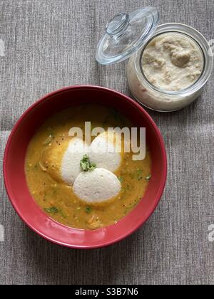 Südindische Küche - Idli und Sambar Stockfoto