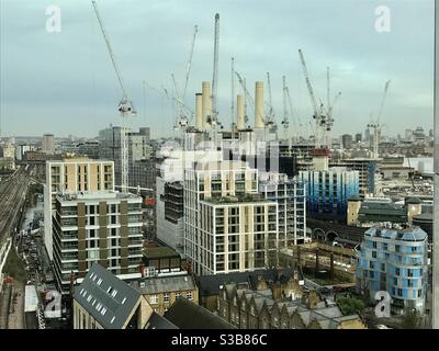 Ein Blick über Battersea West London, zeigt Turmdrehkrane über die Kraftwerkentwicklung mit Wohnapartmenttürmen im Vordergrund Stockfoto