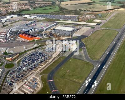 Luton Flughafen aus der Luft, ein Blick der Piloten, zeigt den Easy Jet orange Aufhänger, Bedfordshire Südostengland Stockfoto