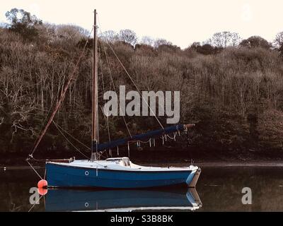 Blaue Yacht vor Roundwood Quay im Herbst Stockfoto