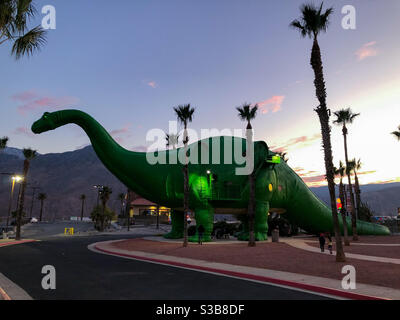 Palm Springs, USA. November 2020. Der Cabazon Dinosaurier bei Sonnenuntergang direkt vor Palm Springs. Stockfoto