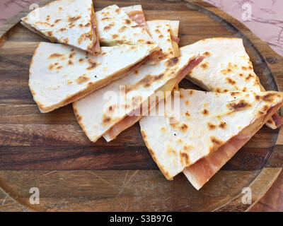 Piadini italienische warme Sandwiches auf Holz Stockfoto
