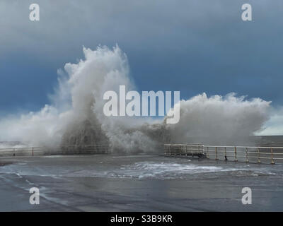 Aberystwyth, West Wales, Großbritannien. Mittwoch, 18. November 2020. Wetter: Windiges und stürmisches Wetter trifft Aberystwyth wieder auf die Meeresmauern. Bildnachweis ©️Rose Voon / Alamy Live News. Stockfoto