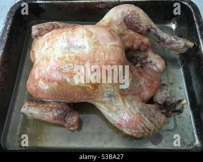 Frisch gebratenes Hähnchen auf einem Backblech auf Holz Hintergrund Stockfoto