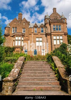 Threave House in Threave Gardens in der Nähe von Castle Douglas, Dumfries und Galloway, Schottland. Erbaut 1871-1873 im schottischen Baronial-Stil. Stockfoto