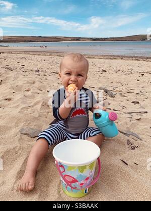 Kleinkind spielt am Strand Urlaub Stockfoto