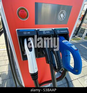 DC Charing Station für Elektroautos mit Typ 2 AC, CCS und CHAdeMO in einem Supermarkt-Parkplatz Stockfoto