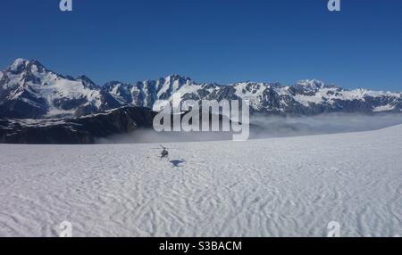 Helikopter fliegt über Gletscher Stockfoto