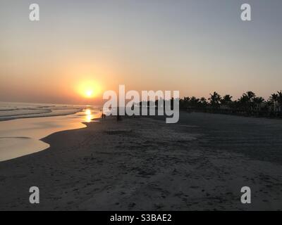 Sonnenuntergang am Strand in Salalah, Oman Stockfoto