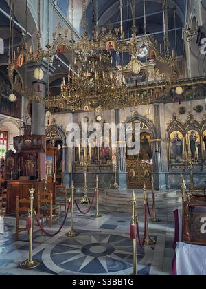 Das Innere der Kathedrale der drei Hierarchen in Skiathos Stadt. Stockfoto