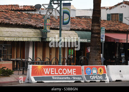 Palm Springs, USA. November 2020. Am frühen Abend eine praktisch leere Innenstadt nach Gouverneur Gavin Newsom Ankündigung einer einmonatigen Ausgangssperre zu versuchen, die covid 19 Infektionen zu reduzieren. Stockfoto