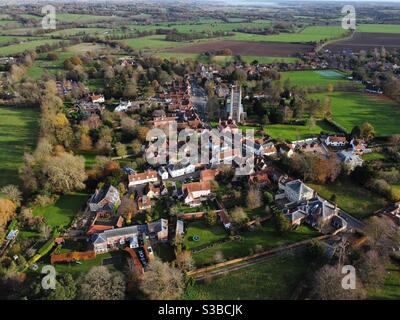 Luftaufnahme von Dedham im Herbstsonnenlicht Stockfoto