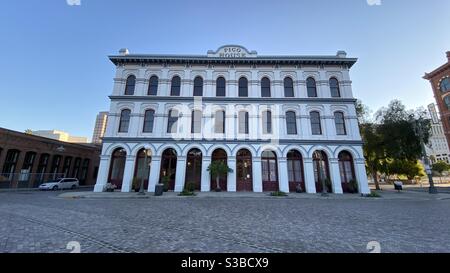 LOS ANGELES, CA, AUG 2020: Blick auf das Pico House, eines der historischen Gebäude am El Pueblo de Los Angeles in der Innenstadt Stockfoto