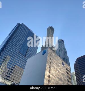 LOS ANGELES, CA, AUG 2020: Blick auf DAS AT&T Building, beleuchtet durch reflektiertes Licht eines Nachbargebäudes in Downtown, andere Wolkenkratzer im Hintergrund Stockfoto