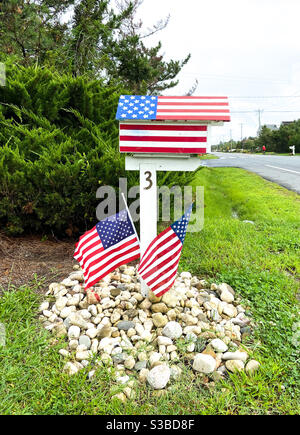 Eine patriotische Mailbox in Rehoboth Beach, Delaware am 11. September 2020. Stockfoto