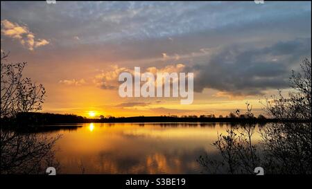 Sonnenaufgang über dem Wasserreservoir von Yorkshire in East Ardsley, West Yorkshire. Stockfoto