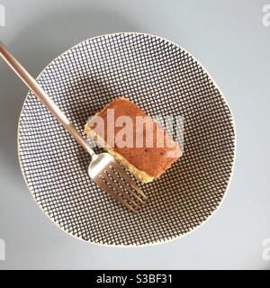 Rechteckige Form Kuchen auf einem Teller Stockfoto