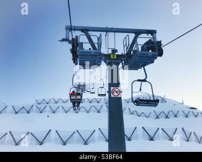 Sessellifte im Skigebiet Zoncolan, Friaul Julisch Venetien, Italien Stockfoto