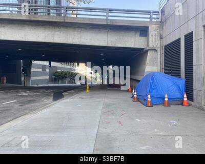 LOS ANGELES, CA, AUG 2020: Weitblick Zelte von Obdachlosen, bedeckt mit blau-weißen Planen, neben und unter einer Unterführung im Finanzviertel, Downtown Stockfoto