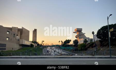 LOS ANGELES, CA, 2020. AUGUST: Kathedrale unserer Lieben Frau der Engel mit Blick auf den CA-101 Freeway, mit einem Teil der Ramon C Cortines School of Visual Arts and Performing Arts auf der rechten Seite, bei Sonnenuntergang Stockfoto