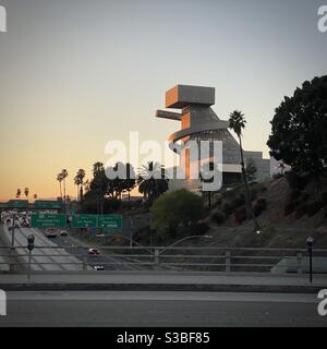 LOS ANGELES, CA, 2020. AUGUST: Interessantes Gebäude an der Ramon C Cortines School of Visual Arts and Performing Arts neben dem Autobahnkreuz CA-101 und US-110 in Downtown bei Sonnenuntergang Stockfoto
