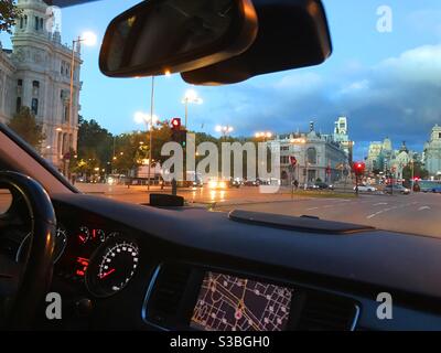 Cibeles Platz von innen ein Auto, Nachtansicht. Madrid, Spanien. Stockfoto