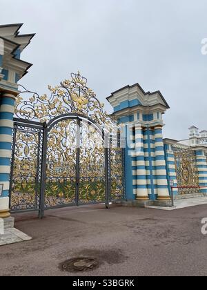 Tore des Katharinenpalastes in Zarskoe Selo. Stockfoto