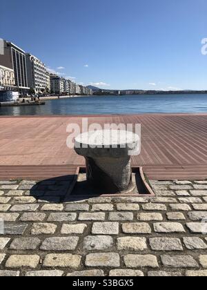 Zementzylinder schmückt den alten Hafen von thessaloniki Stadt in Griechenland. Stockfoto