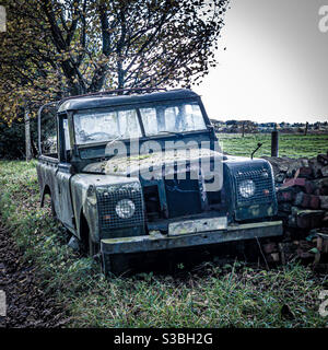 Alte Landrover im Feld Stockfoto