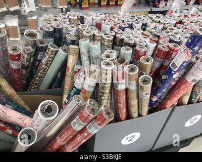 Weihnachts-Geschenkpapier zum Verkauf in Kmart Store, Chatswood, Sydney, Australien Stockfoto