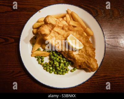 Fisch, Chips und Erbsen in einem Restaurant. Stockfoto