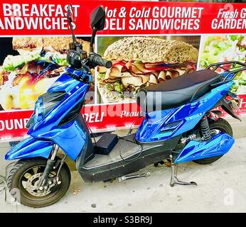 Geparkt auf dem Bürgersteig an einem Third Avenue Deli in der Murray Hill Nachbarschaft von Manhattan, NY, USA ist ein brillantes blau aufgesouped Custom Motorrad Stockfoto