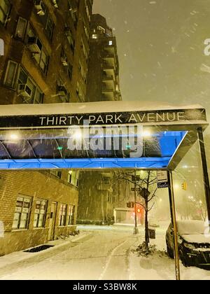 Schneebedeckte Markise im Wohngebäude an der Park Avenue in Manhattan Stockfoto