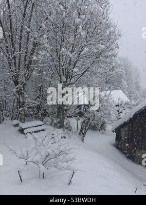 Verschneite Landschaft in einem französischen Dorf Savoyen Stockfoto