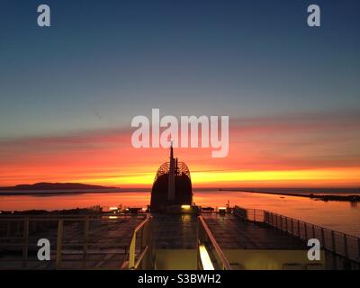 Sonnenaufgang über Dublin Bay, Blick zurück von einem ankommenden Schiff im Fluss Liffey Stockfoto