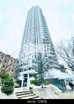 Glitzernde moderne Wolkenkratzer voller Multi-Millionen-Dollar-Wohnungen in New York City in der Nähe von Kips Bay & Murray Hill. Multi-use-Gebäude hat einen Trader Joe’s Market darunter. Stockfoto