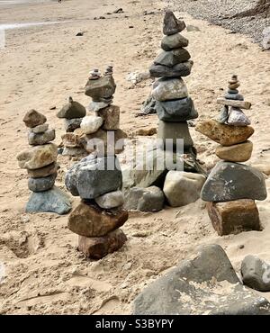 Gruppe von Felsen cairns an einem Sandstrand Stockfoto