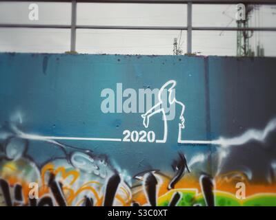 Ein Graffiti der Zeichentrickfigur la linea, die das Jahr 2020 beklagt, Berlin, Deutschland Stockfoto