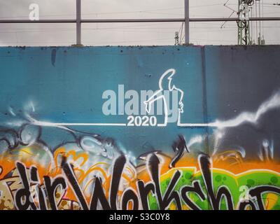 Ein Graffiti der Zeichentrickfigur la linea, die das Jahr 2020 beklagt, Berlin, Deutschland Stockfoto