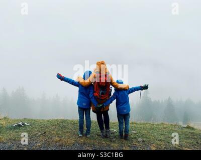 Eine Mutter und ihre beiden Söhne Wandern in den deutschen Alpen, Bolsterlang, Bayern, Deutschland Stockfoto