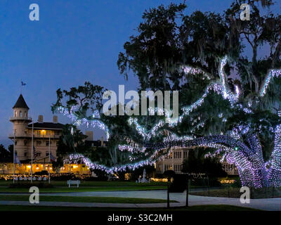 Eichen geschmückt mit Weihnachtslichtern für Holly Jolly Jekyll Christmas Celebration auf Jekyll Island, Georgi, USA. Stockfoto