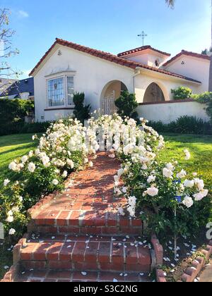 Ikonisches California Hollywood FuckIconic Hollywood spanisches Haus im Westen Los Angeles mit weißen Rosen Stockfoto