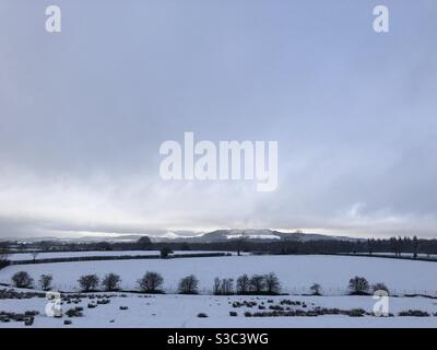 Roseberry Topping und die umliegende Landschaft in einer Schneedecke. North Yorkshire, England, Vereinigtes Königreich Stockfoto